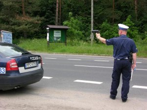 Policjant z radarem w ręku