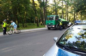 Policjant kontrolujący trzeźwość