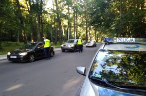 Policjant kontrolujący trzeźwość