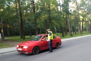 Policjant kontrolujący trzeźwość