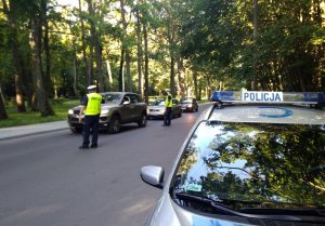 Policjant kontrolujący trzeźwość