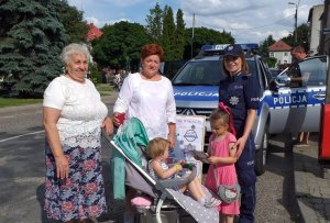 Policjantka z mieszkańcami Górzna