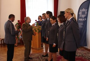 Policjanci na obchodach Święta Policji