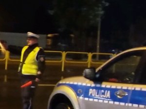 Policjant zatrzymujący do kontroli drogowej