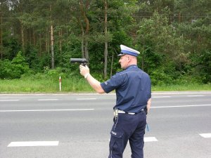 Policjant mierzy prędkość