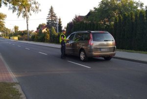 Policjant kontrolujący trzeźwość