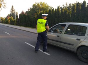 Policjant kontrolujący trzeźwość