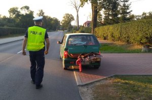 Policjant kontrolujący trzeźwość