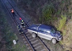 Samochód na torach kolejowych