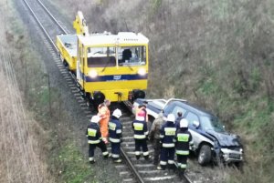 Samochód na torach kolejowych