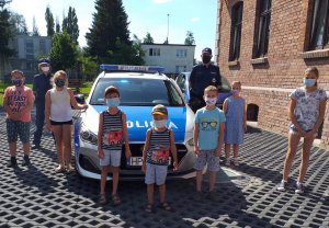 Policjanci z półkolonistami