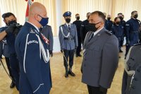 Policjant przyjmujący gratulacje