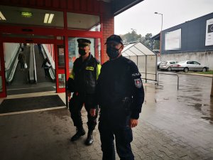 Policjant i strażnik miejski kontrolują sklepy