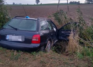 Pojazd audi w rowie melioracyjnym
