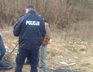 Policjant rozmawiający z osobą bezdomną