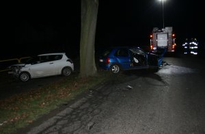 Dwa pojazdy osobowe opel corsa oraz suzuki swift rozbite na poboczu drogi