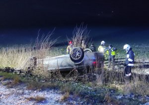 Pojazd marki bmw wywrócony na poboczu