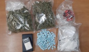 Marihuana w dwóch foliowych workach, niebieskie tabletki ecstasy i amfetamina oraz elektroniczna waga