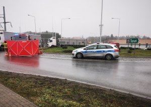 Policjanci zabezpieczający miejsce wypadku drogowego