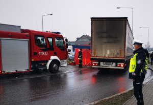 Policjanci zabezpieczający miejsce wypadku drogowego