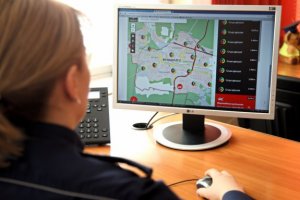 Policjantka sprawdzająca Krajową Mapę Zagrożeń Bezpieczeństwa