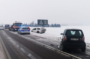 Pojazdy mercedes i smart z uszkodzeniami pokolizyjnymi na drodze wojewódzkiej 560