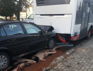 Wypadek samochodu osobowego z autobusem