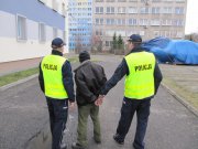 Policjanci prowadzący sprawcę przestępstwa