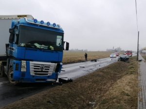 Samochód osobowy vw golf i ciężarówka renault