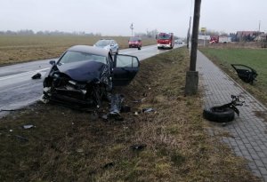 Samochód osobowy vw golf i ciężarówka renault