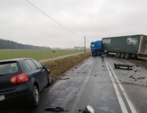 Samochód osobowy vw golf i ciężarówka renault