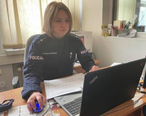 Policjantka siedząca przed monitorem komputera