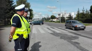 Policjanci przy przejściu dla pieszych