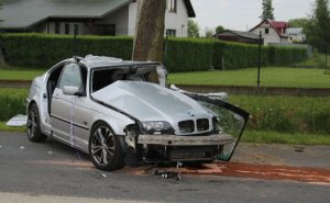 Rozbity pojazd marki bmw