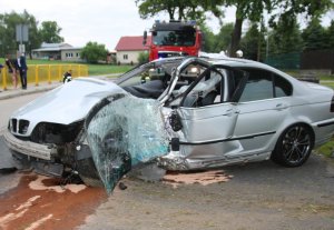 Rozbity pojazd marki bmw