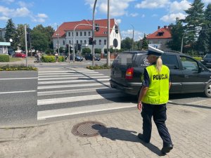 Policjantka stojąca przy przejściu dla pieszych