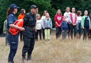 Policjantka wspólnie ze strażakiem na spotkaniu z harcerzami