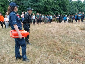 Policjantka wspólnie ze strażakiem na spotkaniu z harcerzami