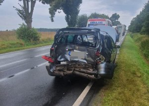 Rozbity samochód peugeot na tle ambulansu