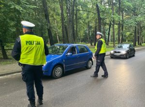 Policjanci na drodze kontrolują trzeźwość kierujących pojazdami