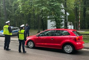 Policjanci na drodze kontrolują trzeźwość kierujących pojazdami