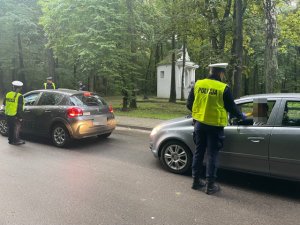 Policjanci na drodze kontrolują trzeźwość kierujących pojazdami