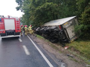 Rozbita ciężarówka przewrócona na bok