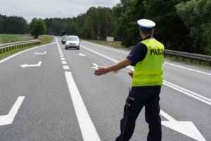 Policjant zatrzymujący samochód do kontroli drogowej