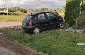 Pojazdy biorące udział w wypadku drogowym. Zielony opel astra i czarny citroen