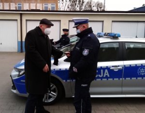Samorządowcy przekazują policjantom nowe radiowozy