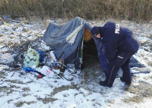 Policjanci sprawdzający pustostany