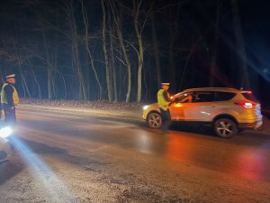 Policjanci kontrolujący kierowców podczas działań