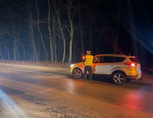 Policjanci kontrolujący kierowców podczas działań