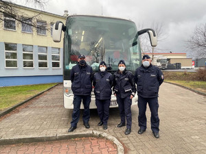 Ambulans krwiodawstwa przed komendą Policji w Brodnicy oraz osoby oddające krew